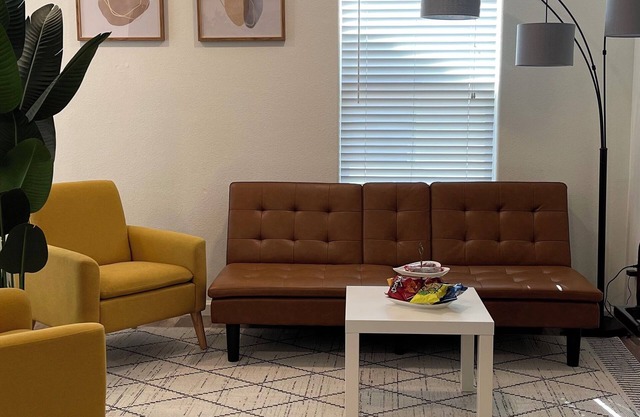 Private suite luxury sleeps 5 WiFi Min to DT Sac, Airport, UC Davis Med