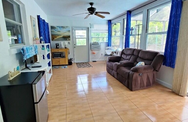 Private Suite with Pool. Close to All. Gulf Beaches 5 miles to Anna Maria Island