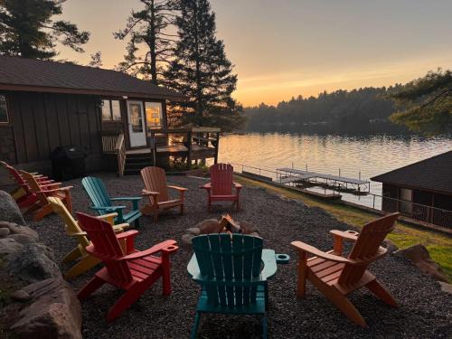Private 6-Bdrm Lodge on 1000ft Sandy Lakeshore