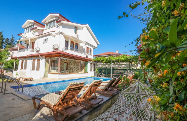 Private Villa en suite rooms Big Pool+Jacuzzi, Sec. Alarm.