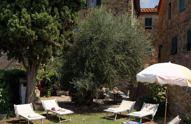Private Villa with private pool, A/C, WIFI, TV, patio, pets allowed, panoramic view, close to Arezzo