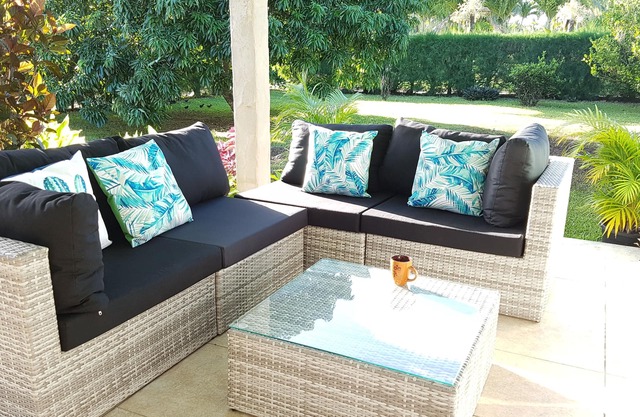 Private well-equipped 2/3 brm house : pool+garden+sunsets!