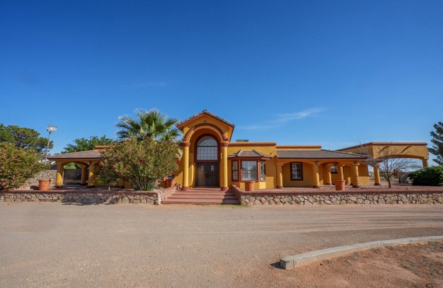 PROMO FOR WEEK STAY OF 5%/MONTH STAY OF 21% Acre Estate with Pool and Jacuzzi.