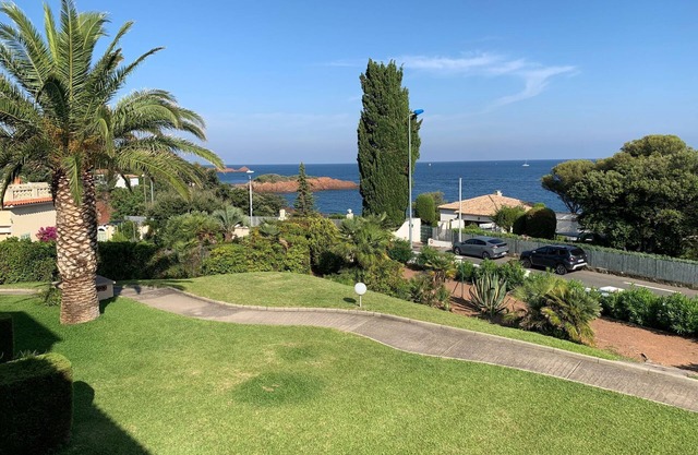 *Promo* Panoramic sea view apartment in a wooded estate