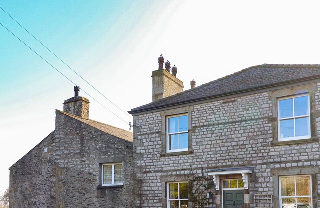 PROSPECT HOUSE, pet friendly, character holiday cottage in Austwick