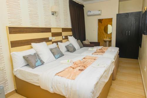 Proximus Hotel and Suites