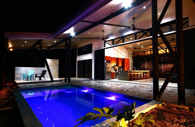 Pura Uvita - Whale's Tail Ocean View, Modern home w/salt water pool