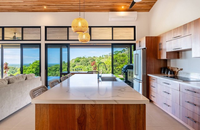 Pura Vida Paradise! Luxury Ocean View Oasis only 20 minutes from the beach.