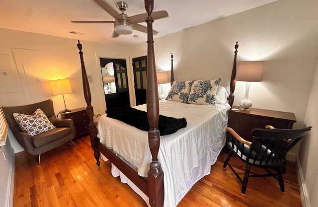 Pvt Room in 3 BR CHS LUX home on golf course with pool & hot tub