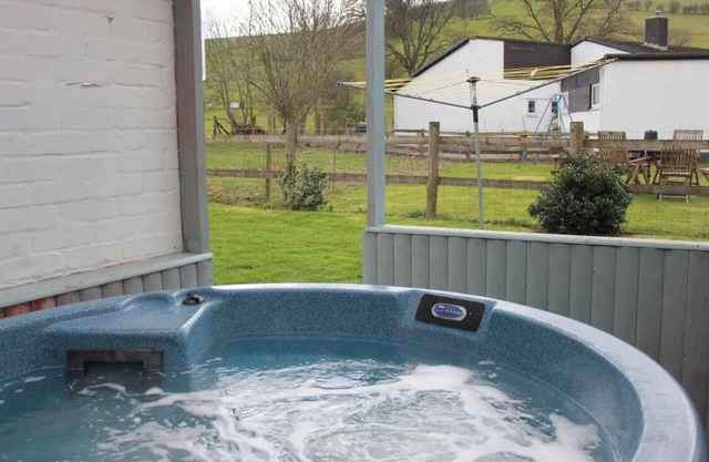 Quaint cottage Tygwyn with all weather Hot Tub.