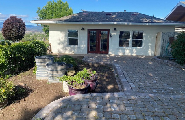 Quail Ridge Pool House 1-bedroom. Stunning views Mt Shasta & surrounding valley