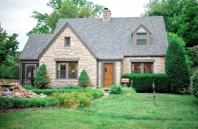 Quaint 1932 "Bissman Cottage" Completely Remodeled, in Historical Downtown area❤