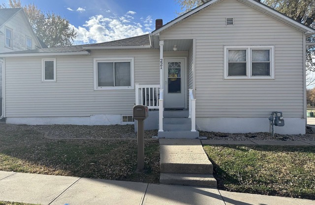 Quaint 3-bedroom house located minutes away from the pool, park, and golf course
