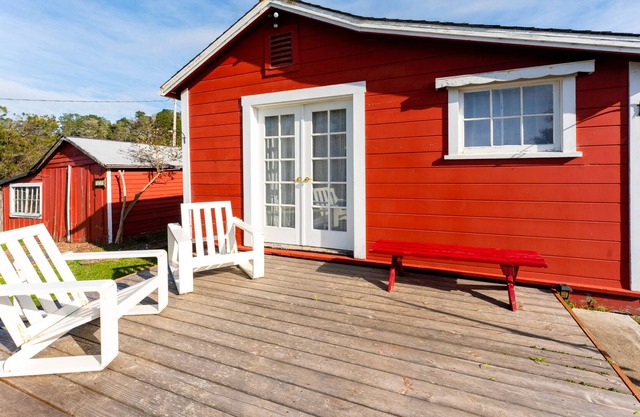 Quaint & adorable home near the beach with patio, grill, wood stove & hammock