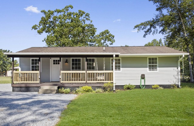 Quaint and Cozy! Close to Downtown and the Beach!