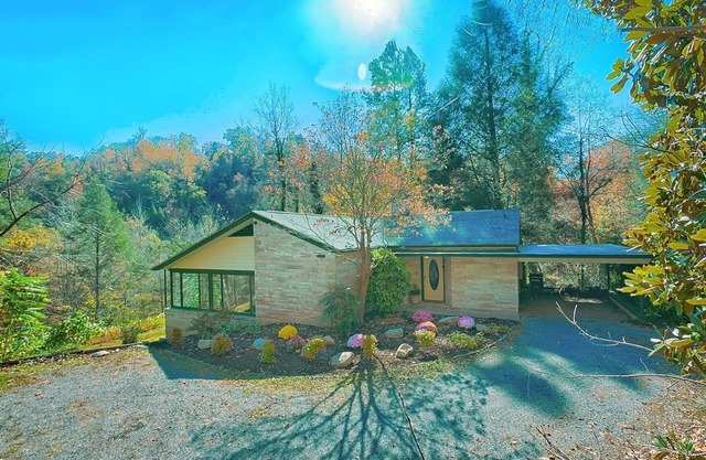 Quaint and private mountain stone and wood cottage