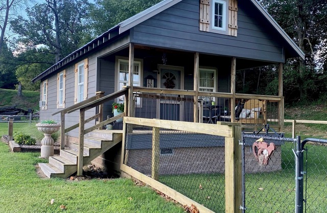 Quaint cabin in foothills of the Ozarks - quick access to Fayetteville and NWA!