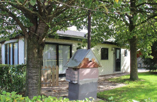 Quaint Chalet in Uden with Terrace