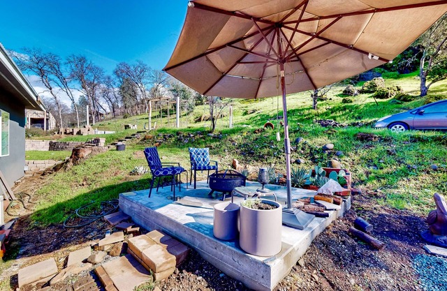 Quaint Chico hideaway with open layout, smart TV, Galanz fridge, patio, & AC