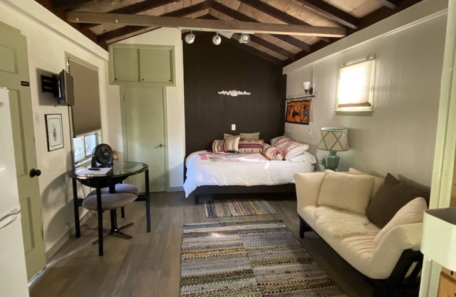 Quaint cottage; 30-day or more rental