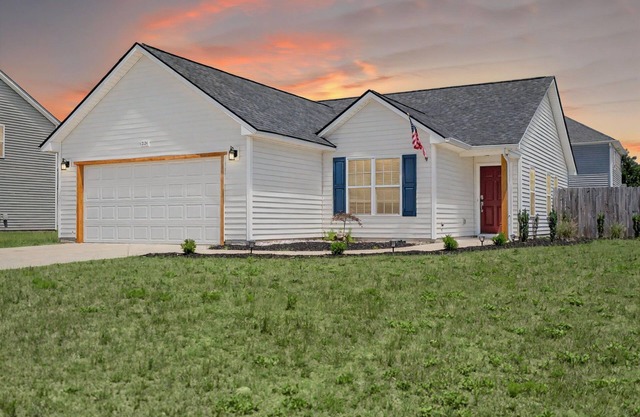 Quaint Cottage-3BR/2B House with Arcade and Fire Pit in Quiet Part of Hope Mills