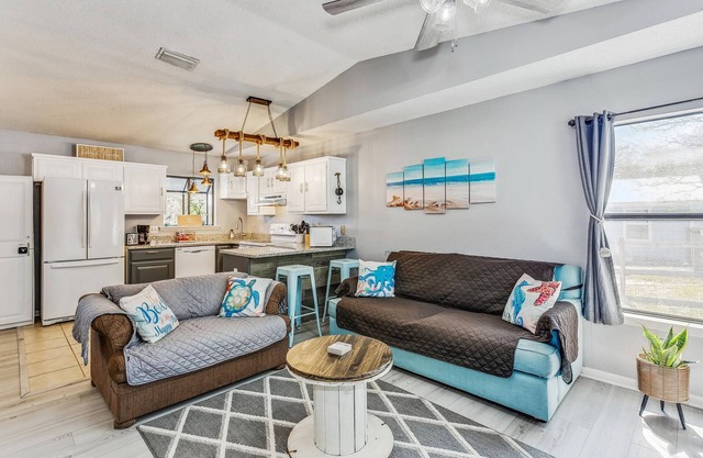 Quaint Cottage by the Bay - Boat Launch 1 Street Over