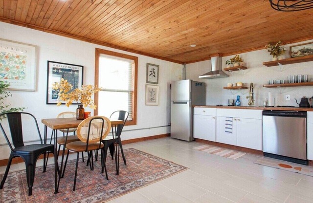 Quaint Cottage Downtown Buckner