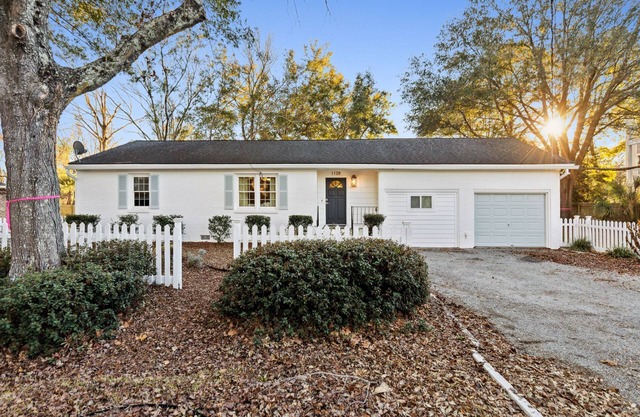 Quaint Cottage-Great Location with Hot Tub!