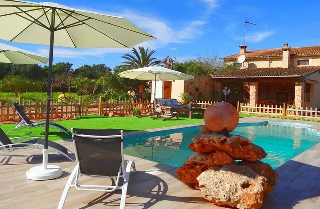 Quaint Countryside Villa, Private Pool, just 1 km to Son Antem Golf and 8 km to S'Arenal Beach !