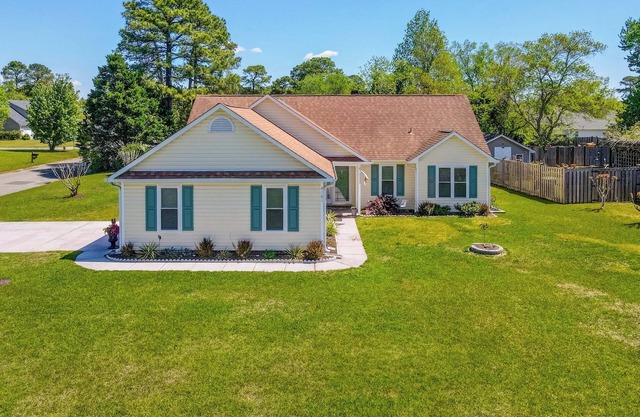 Quaint, Cozy, Very Clean & Close to the BEACH 3 bedroom home w/sunroom & office