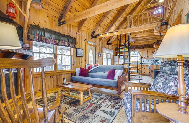 Quaint Dahlonega Cabin w/Cavenders Creek Access!