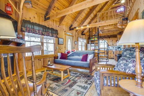 Quaint Dahlonega Cabin with Cavenders Creek Access!