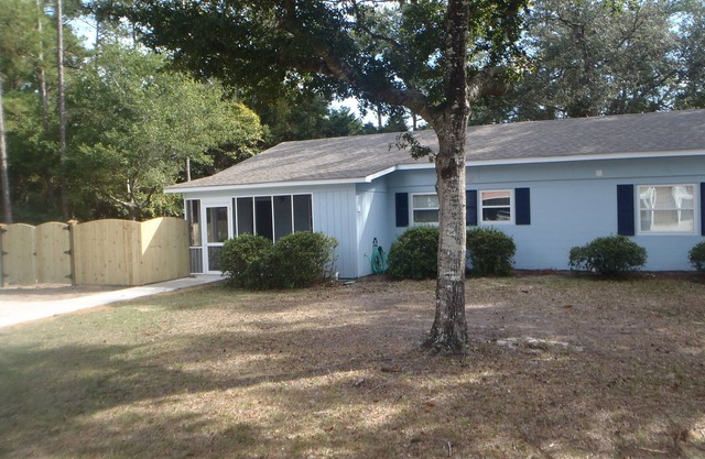 Quaint Duplex Cottage - Sleeps 4 - Great Location