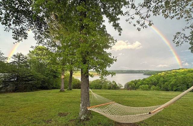 Quaint Family, Couples Cottage ON The Lake! Stunning View, Near Marinas, Trails