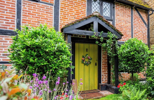 Quaint, Historic 400-Year-Old Tudor Cottage Near Windsor