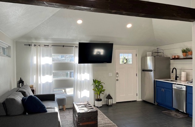 Quaint midtown studio located minutes from the best Tulsa has to offer.