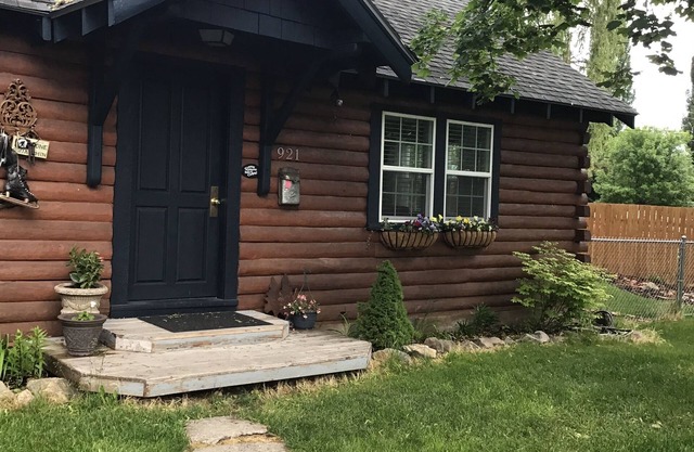 Quaint Montana Cabin