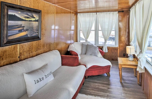 Quaint & Pet-Friendly Cabin on Shawano Lake!