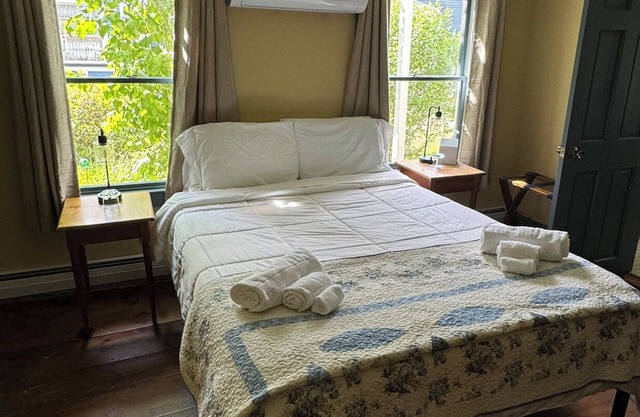 Quaint Queen room at the Chester Inn