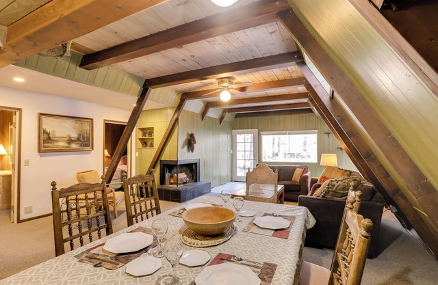 Quaint + Rustic A-Frame < 5 Mi to Plumas-Eureka!