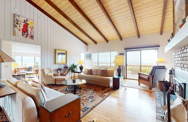 Quaint & Spacious Home w/Panoramic Bay Views & a Large Deck