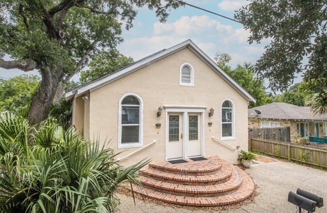 Quaint street with beach views & great access to town!