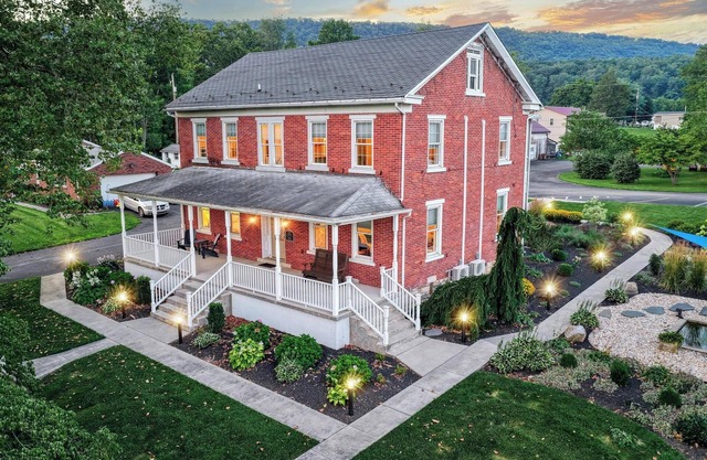 Quaint Studio Suite in Historic Farmhouse - nNearby river access and hiking!