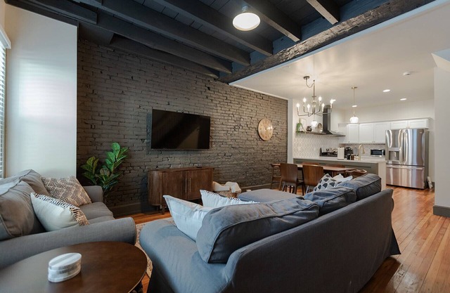 Quaint Townhome on Queen