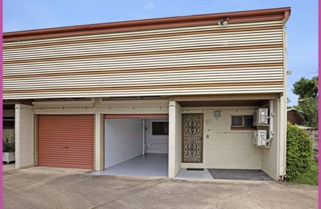 Quaint Townhouse close to everything!