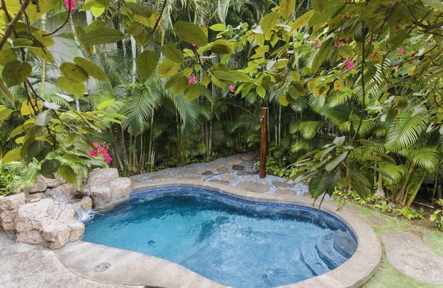 Quaint Tropical Cottage w/Pool, Lanai & AC, Walk to Beach: Lanikai Ohana Hale