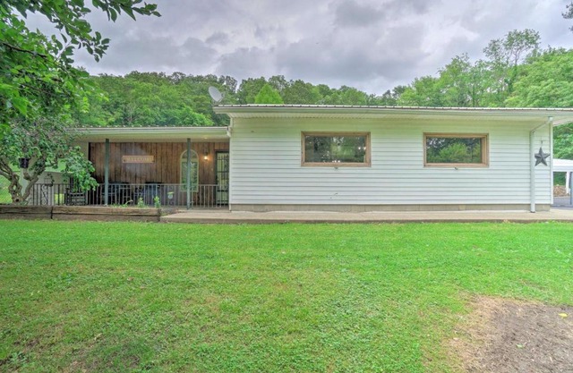Quaint Zanesville Home with Game Room and Yard!