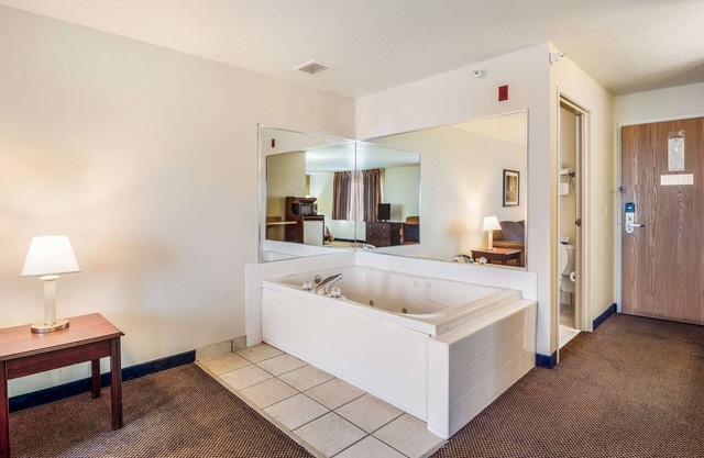 Quality Inn & Suites Eldridge Davenport North