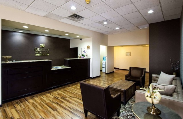Quality Inn & Suites Moline - Quad Cities