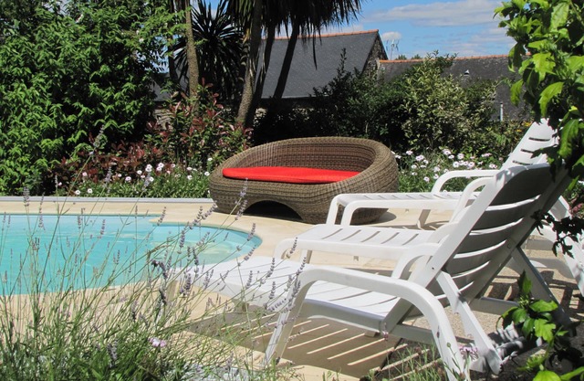 Quality Traditional Breton Gite ,Gomene - Heated Swimming Pool , Wi-Fi , Gardens